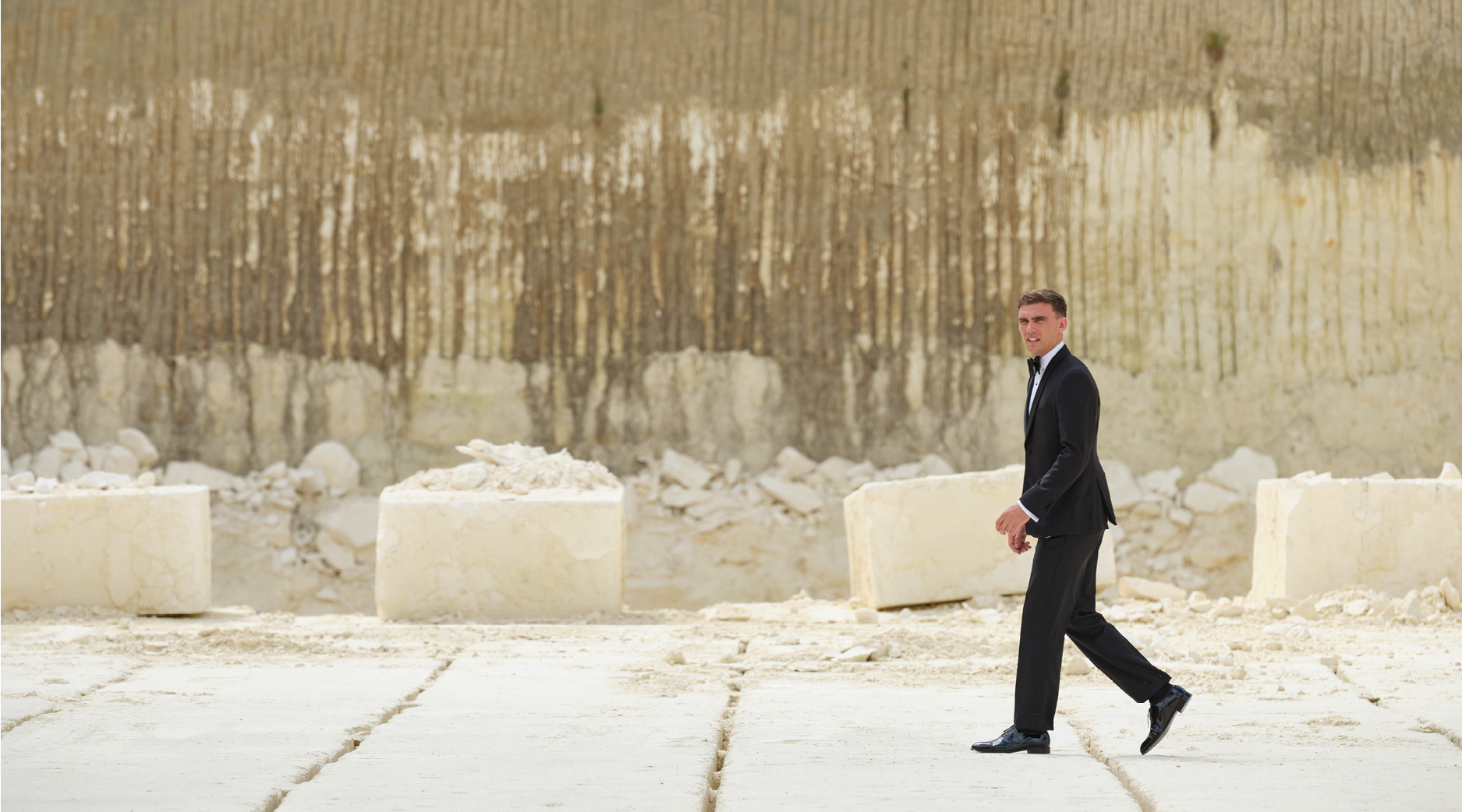 Dressing online like bond