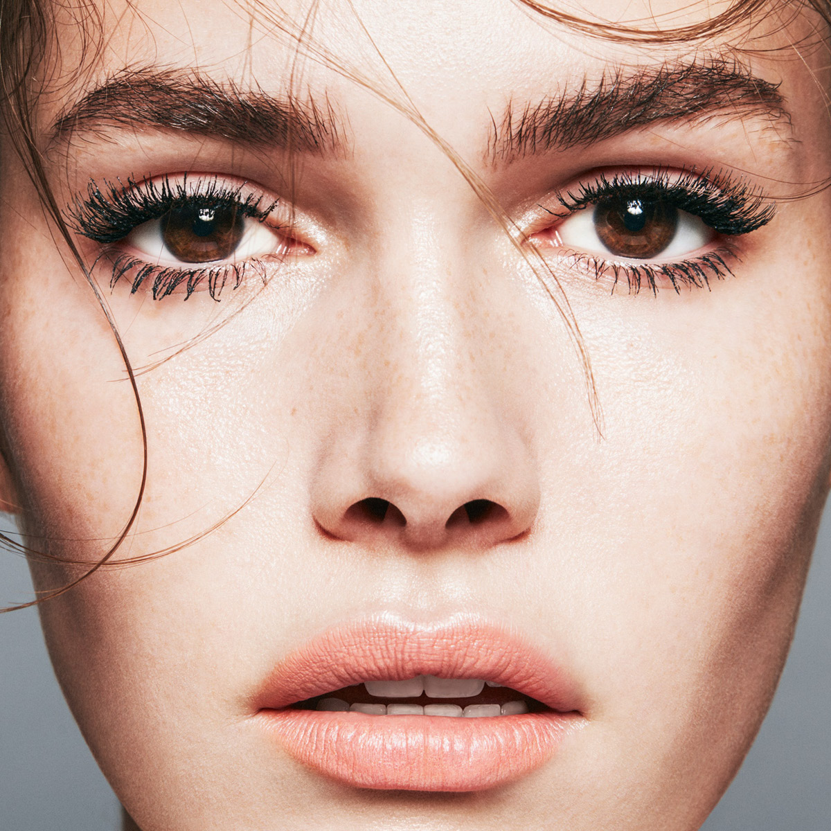 This new hero masque from cult-favourite cosmetics company RevitaLash promises healthy brows and enviable lashes