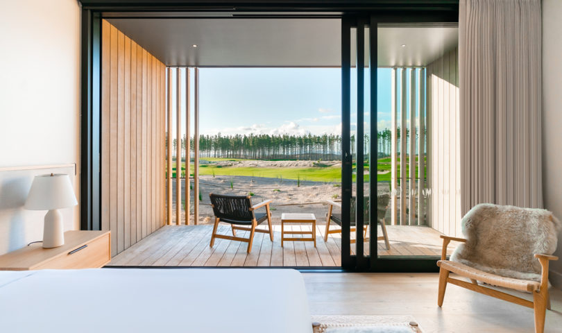 Using sleek Devon pieces, Te Arai Links has created the perfect outdoor spaces