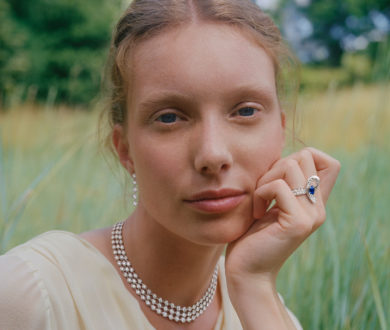 Van Cleef & Arpels Boucle Solitaire is a couture-inspired solitaire that ties love, light and legacy