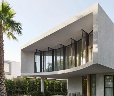 The house where the light moves and the architecture holds its place