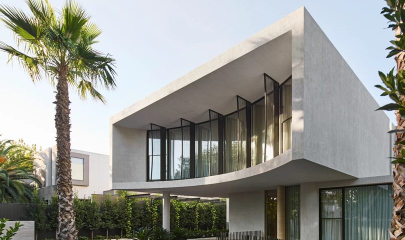 The house where the light moves and the architecture holds its place
